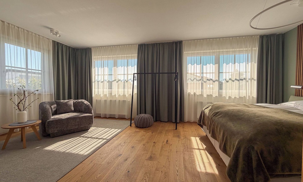Seekirchen am Wallersee Apartment | A Moment of Bliss Near Salzburg – 220 m² for 8 Guests, 4 Bedrooms & a Pool