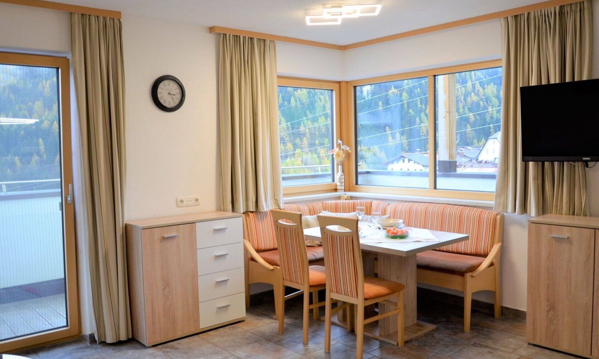 Sankt Anton am Arlberg Villa | Beautiful apartment in villa for 3 guests with WIFI, TV, balcony, pets allowed and panoramic view