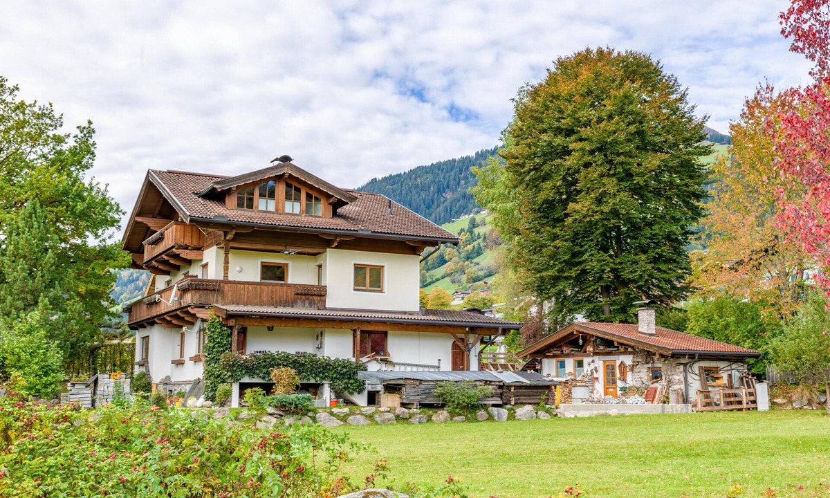 Brixen im Thale Apartment | Beautiful group accommodation only 240m from the ski lift!