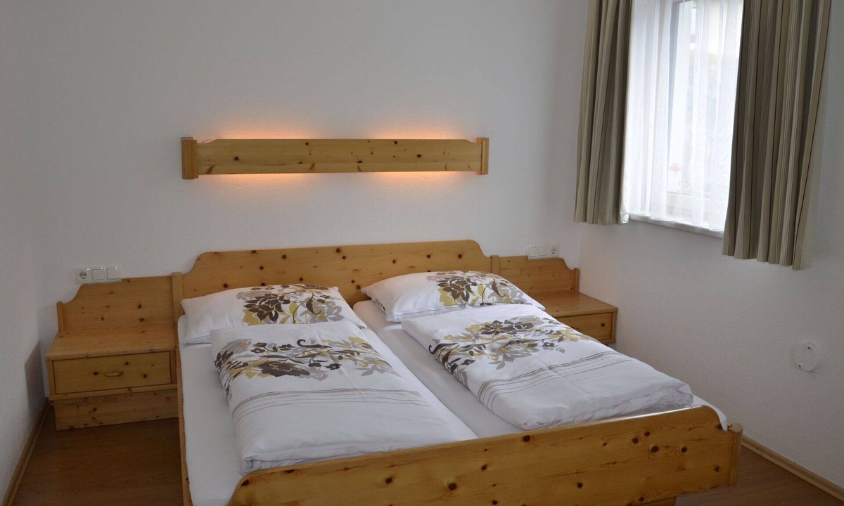 Sankt Anton am Arlberg Villa | Cosy apartment in villa for 5 guests with WIFI, TV and pets allowed