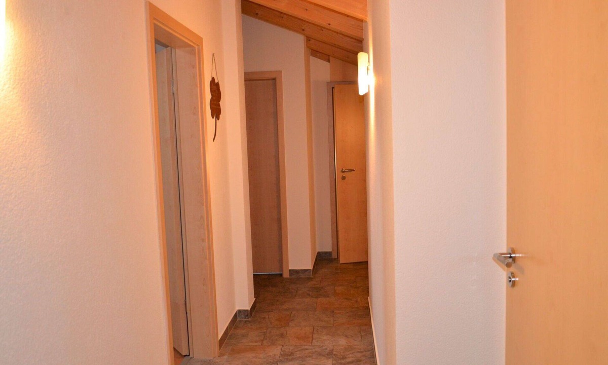 Sankt Anton am Arlberg Villa | Cosy apartment in villa for 5 guests with WIFI, TV, balcony and pets allowed