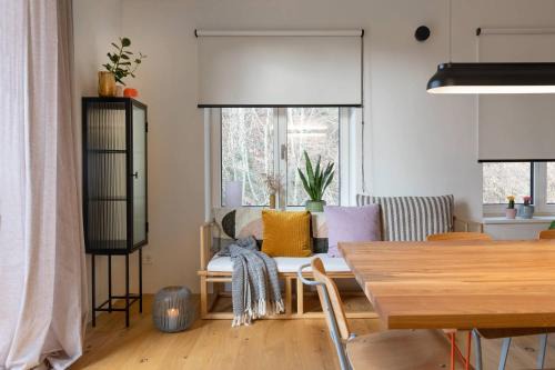 Muhldorf Apartment | Design-Apartment mit Terrasse & Abendsonne I 71 m2 in alter Villa im Almtal I Parkplatz inklusive