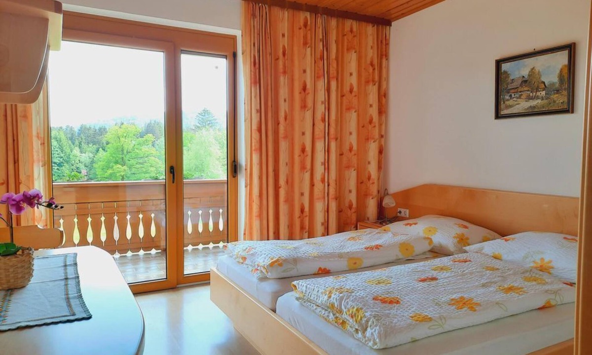 Feldkirchen in Kaernten House | Doppelzimmer mit Balkon, Dusche, WC - Pension Hecher