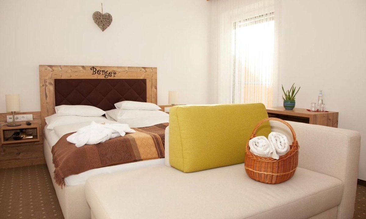 Sankt Jakob im Walde House | Double room, shower, WC, some with balcony - Familienhotel Berger