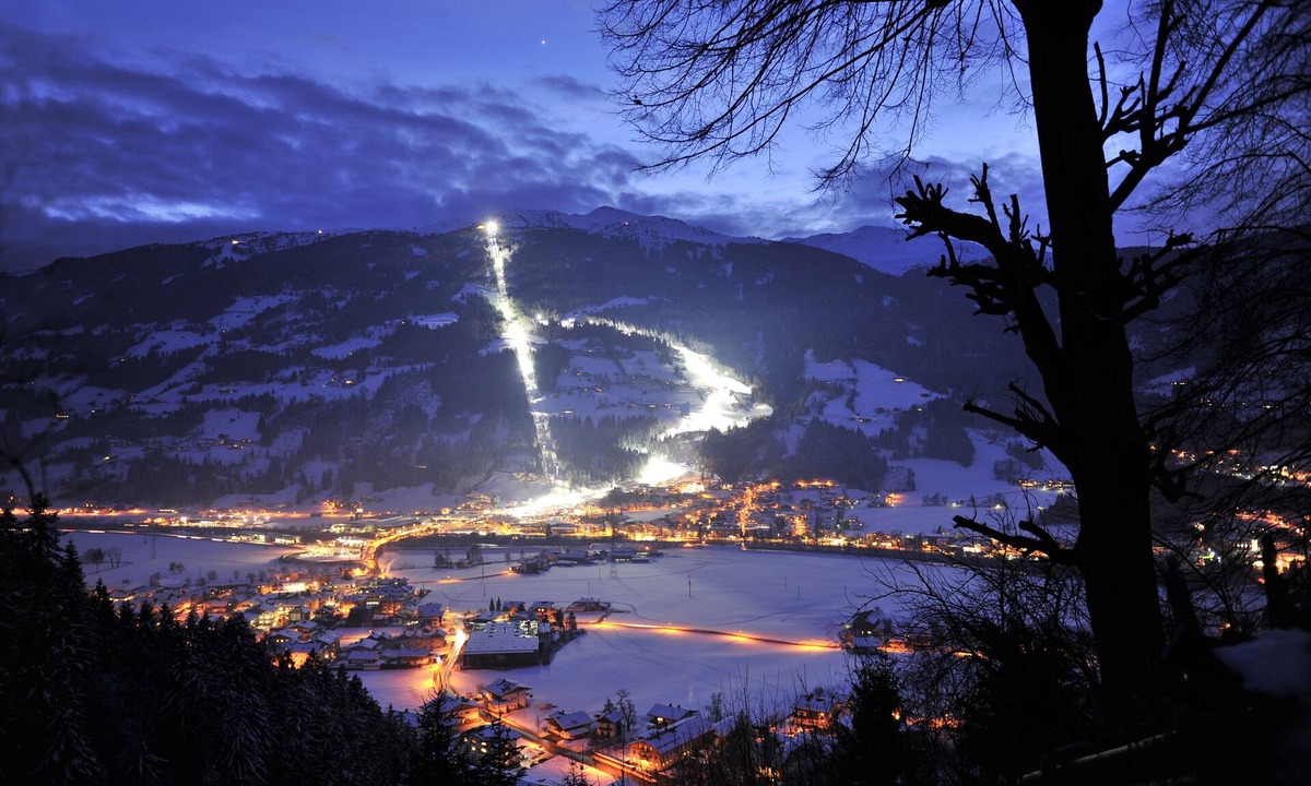 Hart im Zillertal House | Dreamlike double chalet for up to 20 people in a quiet central location!