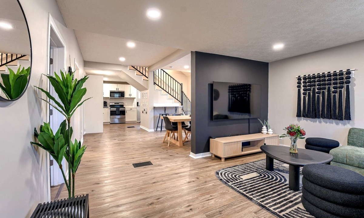 Dundee-Happy Hollow Historic District House | Dundee Delight 3Br2Ba sleeps 9, central Omaha, heart of historical neighborhood