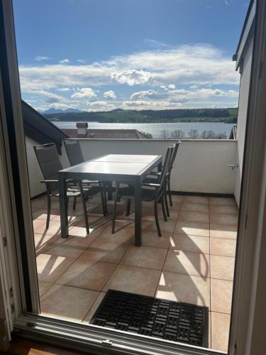 Mattsee Apartment | Exklusive Ferienwohnung LAKEVIEW in Bestlage Mattsee, beschattbare Dachterrasse mit Panoramablick über den See