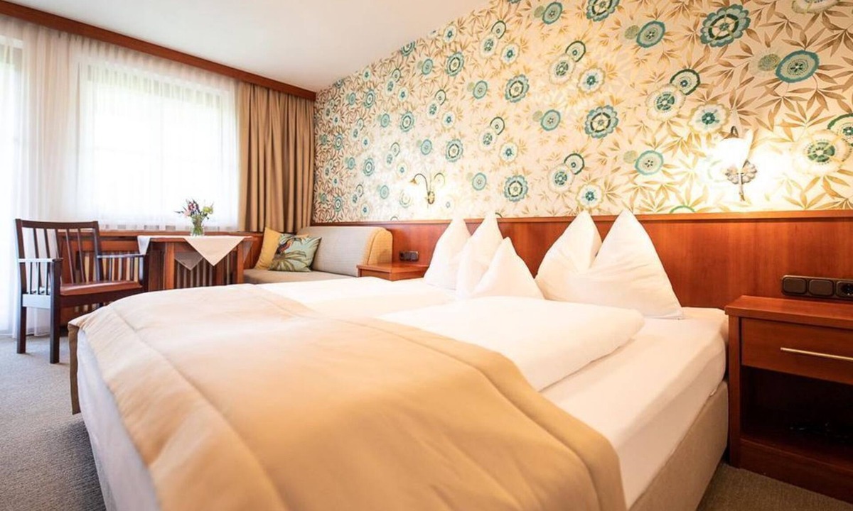 Loipersdorf bei Fuerstenfeld Bed & Breakfast | Family room, bathroom, WC, garden side - Die Herberge