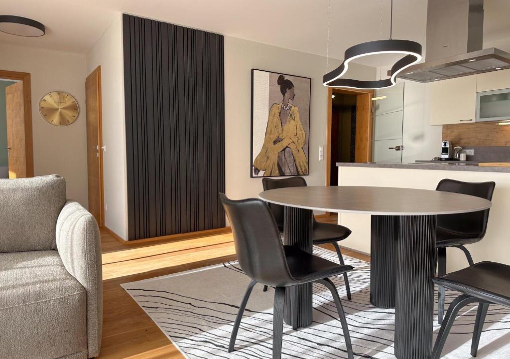 Seekirchen Markt Apartment | "FOUR" - Premium Apartments Seekirchen, Stilvolle 3-Zimmer Wohnung mit Balkon