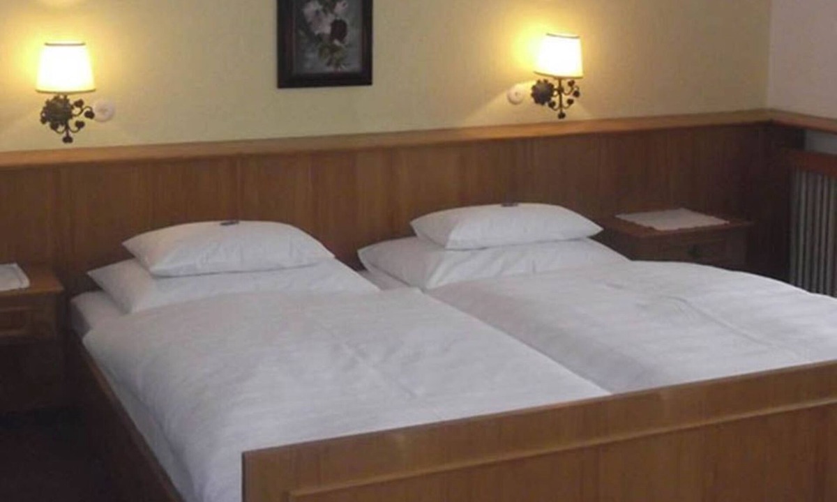 Mondsee House | Großes Doppelzimmer Nr. 20 mit Balkon - Hotel Garni Stabauer