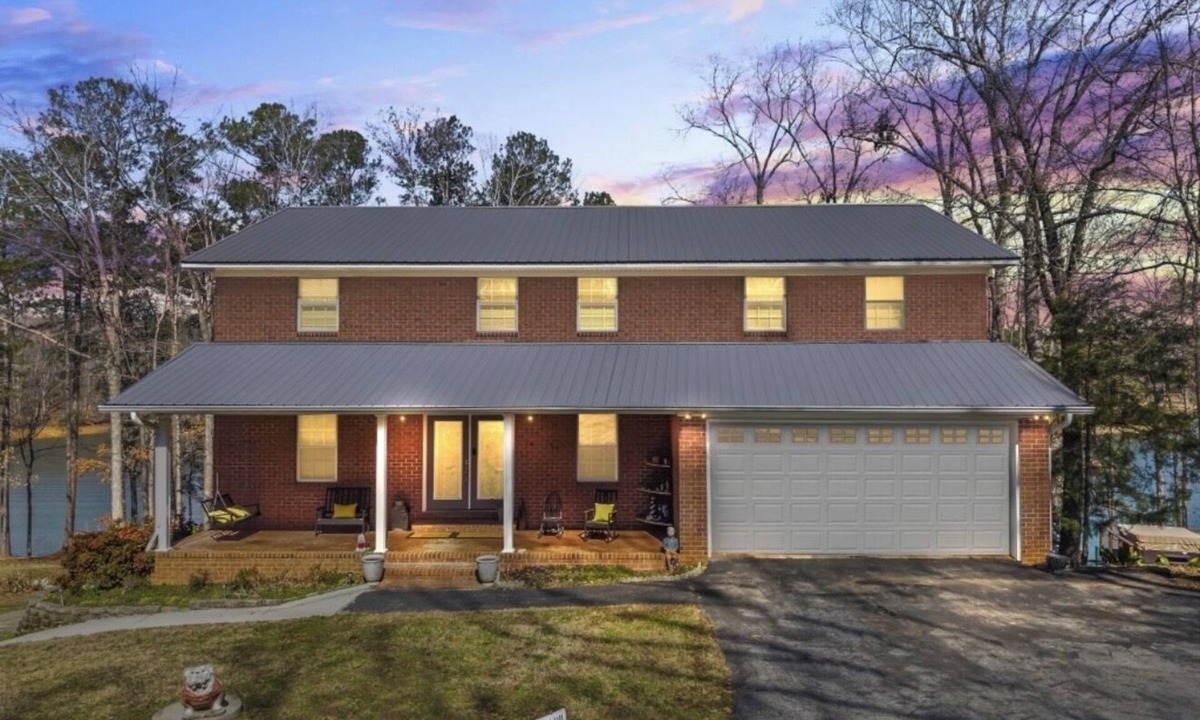 Gumlog House | Hartwell Lake deep water home, family friendly and close to Clemson and UGA