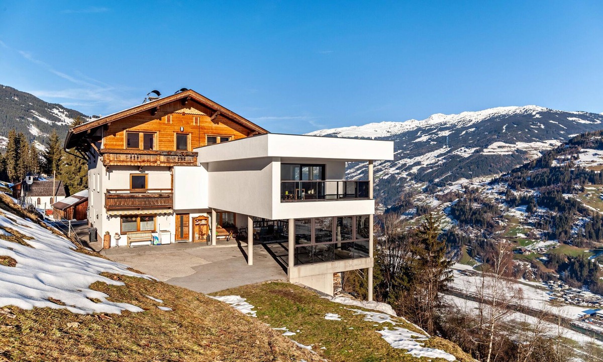 Hippach Apartment | Holiday Apartment 'Fewo Innerspielleiten 24 Guests' with Mountain View, Terrace & Wi-Fi