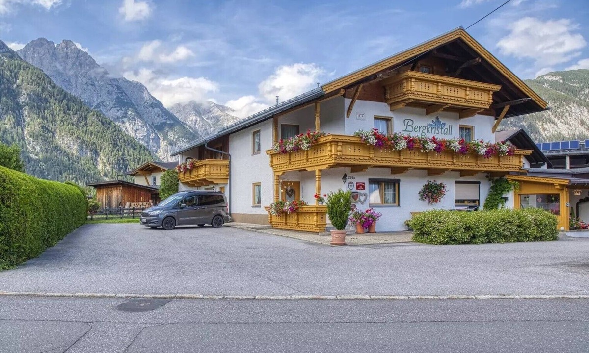 Weidach Apartment | Holiday Apartment "Sonnenschein Suite" with Mountain View, Shared Garden & Wi-Fi