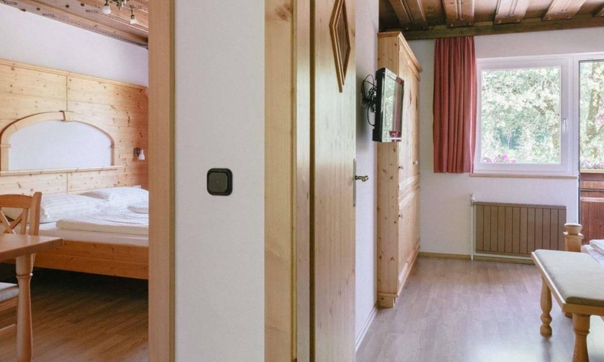 Rossleithen Apartment | Large family room with shower, bath, toilet - Ferienhotel Gut Enghagen