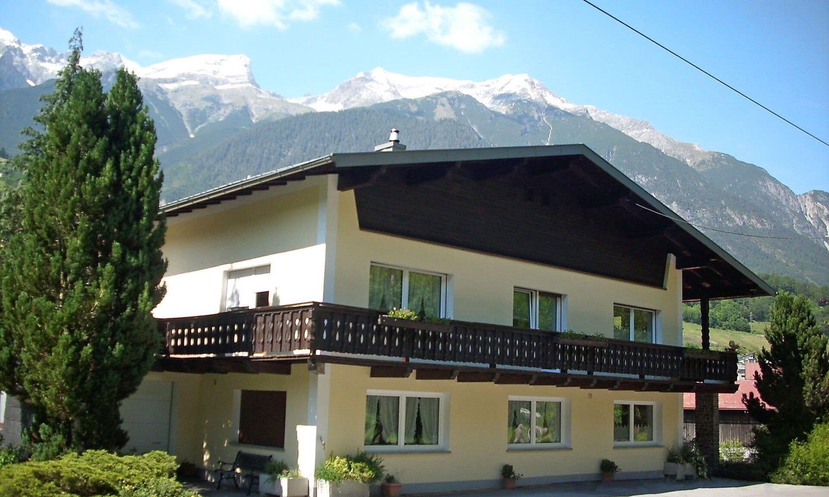 Quadratsch Apartment | Lovely apartment for 4 people with WIFI, TV, patio, pets allowed and panoramic view