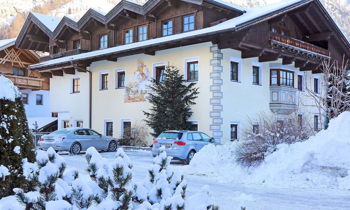 Huben Apartment | Luxurious Apartment in Längenfeld with Sauna