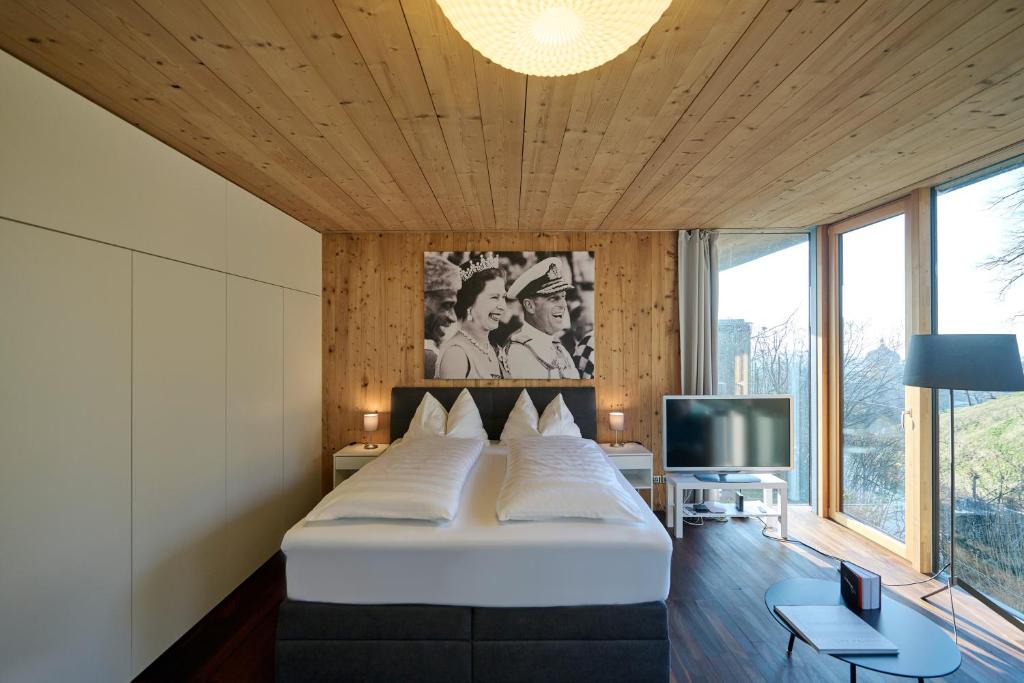 Bregenz Apartment | Luxus Design Apartment mit Panoramafenster - See - & Waldblick, wechselnde Kunst zum Erwerb