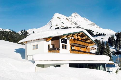 Steeg Apartment | MBZ Birg 1414