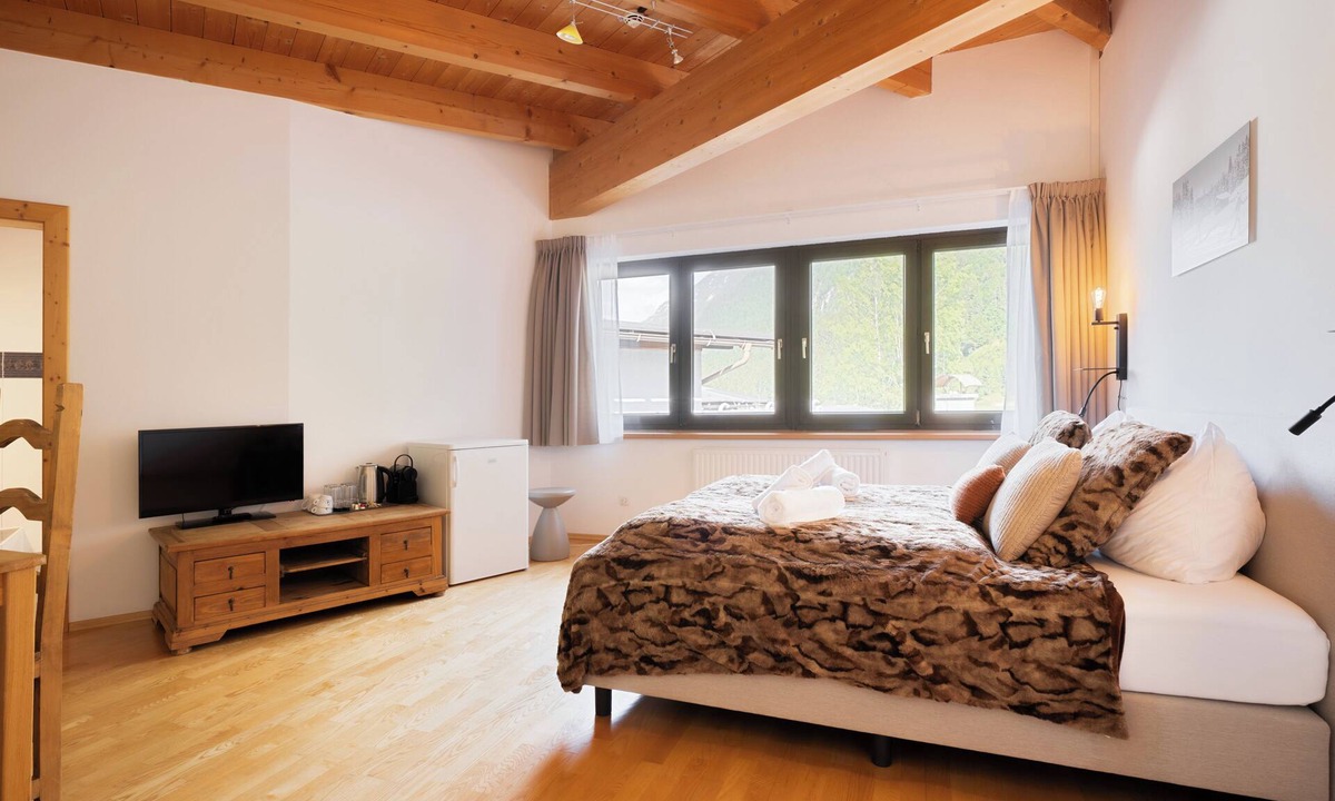 Leutasch Hotel | Relax in the Premium Room of Leutasch Retreat: extra space, bath and shower, ideal for active summers and winters in Tyrol.