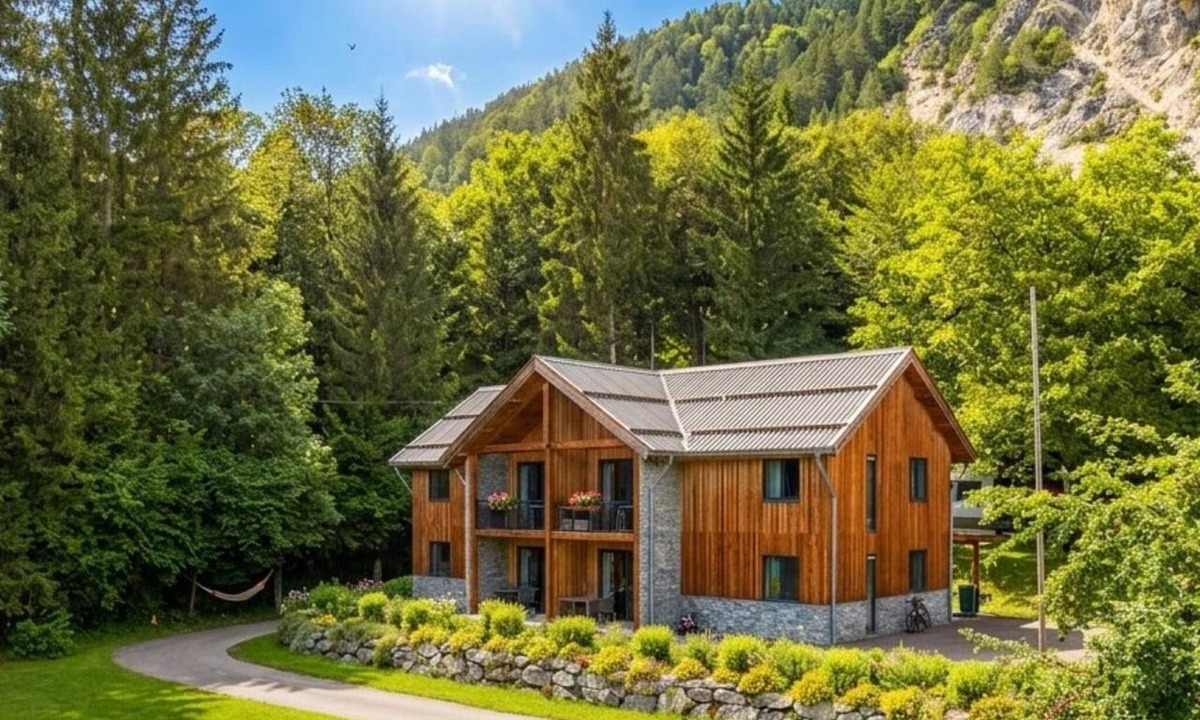 Lake Pressegger Apartment | Spacious holiday apartment by a lake in the Alps