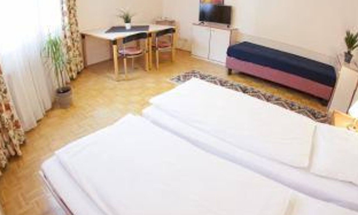 Innsbruck House | Triple room with shower, WC - Hotel Karwendel