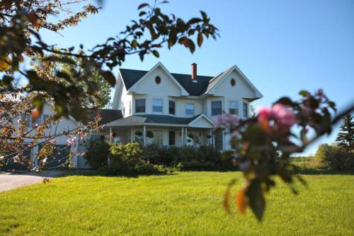 Mindemoya Bed & Breakfast | Twin Peaks B&B