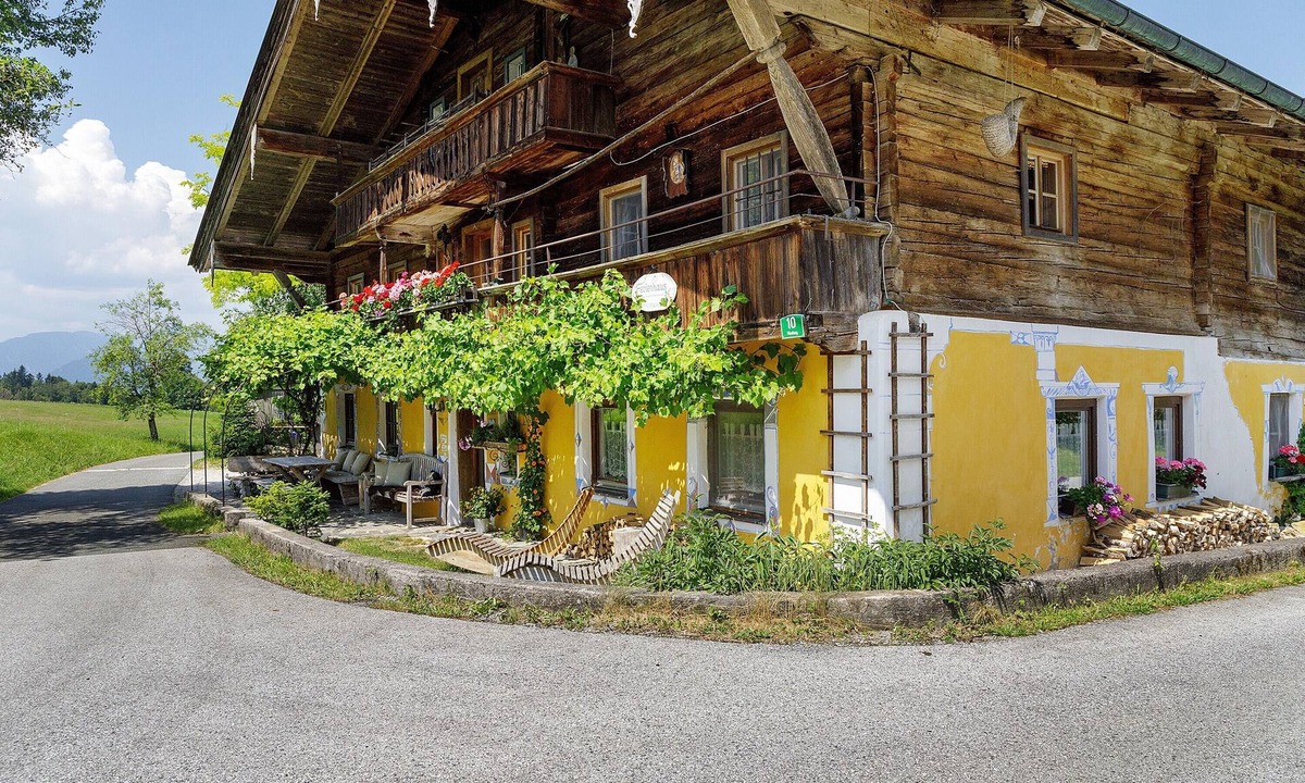 Rettenschoess House | Vacation Home for 9 Guests, 200 m², with Balcony and Wi-Fi