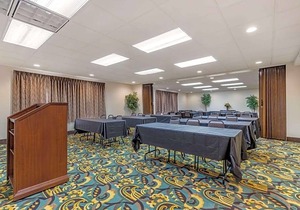 2-Star Hotel ∙ Quality Inn San Antonio Fiesta at Six Flags in Northwest Side