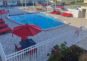 Comfort and Convenience! 2 Relaxing Units, Free Breakfast & Parking, Onsite Pool in Melbourne