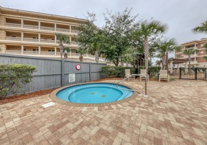 Convenient studio w/shared pool and great location moments away from the beach in Seacrest