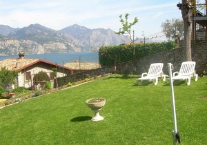 Flat Laura with lake view and garden in Brenzone