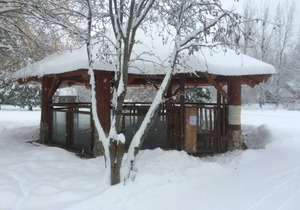 Running Wolf Studio – trail access, pool/hot tub, private balcony in Winthrop
