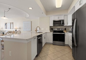 Steps from the ocean, spacious condo w/fitness center, indoor and outdoor pools, hot tub in North Myrtle Beach