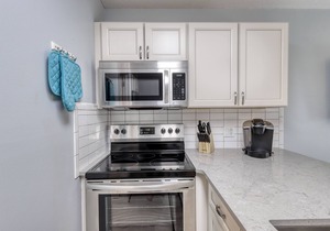 Trendy condo with full kitchen, shared pool, and easy beach access in Miramar Beach