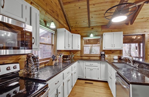 Lookout Valley Neighborhood Association Cabin | 1 mile to TN RiverPlace-Log Cabin-Hot Tub-Pond Fishing-2 Acres-Covered Deck-Firepit-Chattanooga