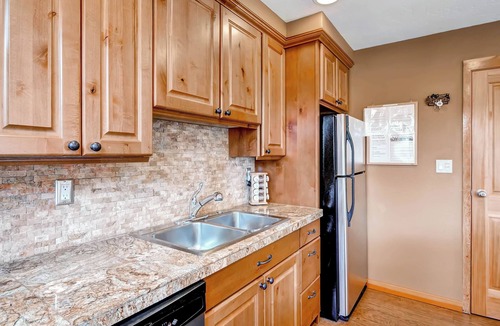 Lakeside Village Condo | 3Bdr condo-master fireplace, upgraded kitchen