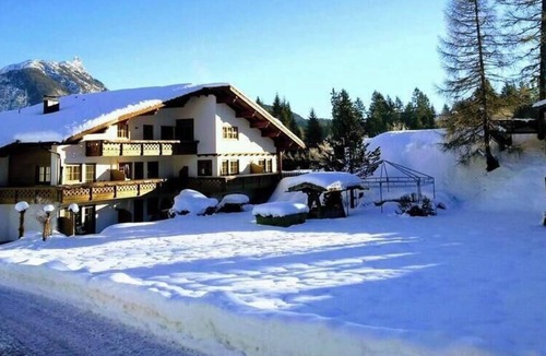 Leutasch Apartment | Arnika, bed-sitting room/shower, toilet - Ferienhaus Kirchplatzl