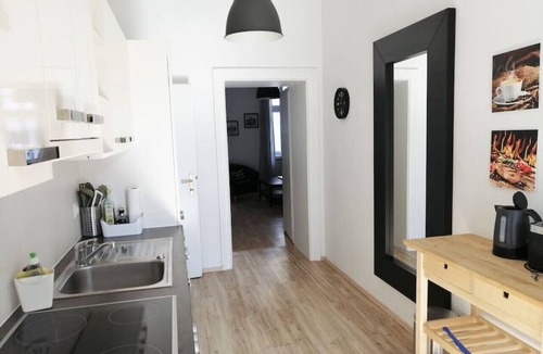 Funfhaus Apartment | Balcony 2 bedroom Apart near Schönbrunn
