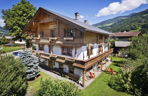 Finsing House | Beautiful apartment in villa for 15 guests with WIFI, TV, patio and pets allowed