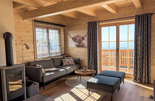 Albeck House | Beautiful private villa for 8 guests with WIFI, TV, terrace, pets allowed and panoramic view