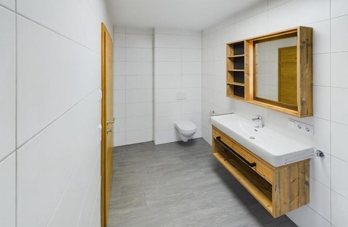 Bach Apartment | Bergfeuer Suite Lechtal - modern, cool, Terrasse, Bergblick bis zu 4 Gäste