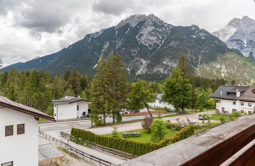 Weidach Apartment | 'Blockhaus Sonnenspitz' holiday flat with mountain views, communal garden and WLAN