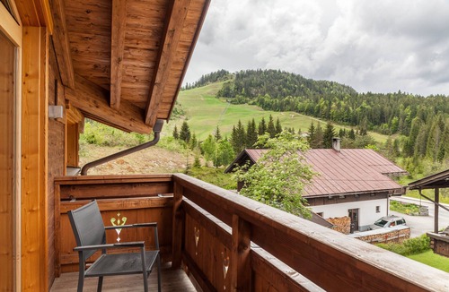 Weidach Apartment | 'Blockhaus Sonnenspitz' holiday flat with mountain views, communal garden and WLAN