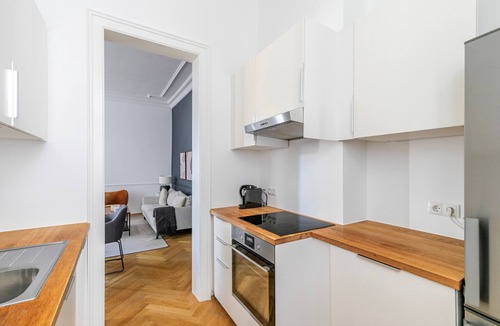 Josefstadt Apartment | Blueground | Josefstadt, washer/dryer, nr Votivkirche