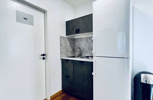 Liesing Apartment | Bright and Spacious Room Near Kaufpark Alterlaa