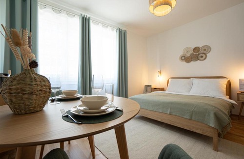 Weißgerber Apartment | Bright Modern Studio in Center with a Queen Bed