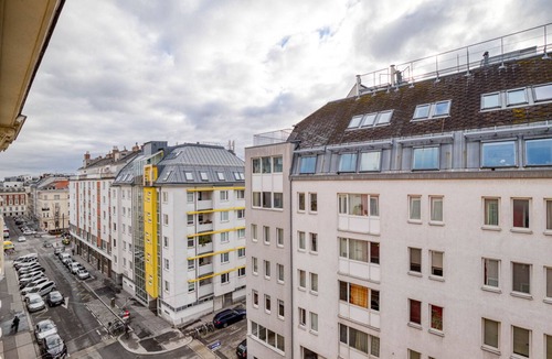 Josefstadt Apartment | Chic Josefstadt Studio w/Elevator, walk to bars, Metro U6, by Blueground