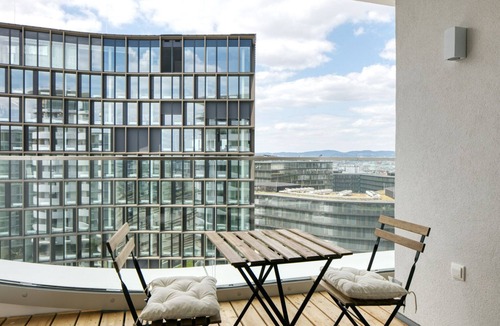 Favoriten Apartment | Chic Wieden 1BR w/Balcony, Gym, Elevator, walk to U-Bahn, by Blueground