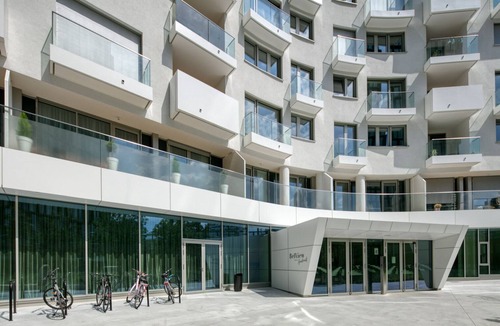 Favoriten Apartment | Chic Wieden 1BR w/Balcony, Gym, Elevator, walk to U-Bahn, by Blueground