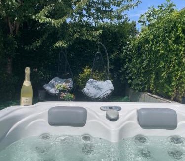 Favoriten Villa | City-Oasis with 3 bedrooms, garden, jacuzzi, gym, fireplace, close to U1, city center & airport